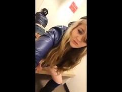 Junge Nutte reitet Dildo in der Umkleide ab